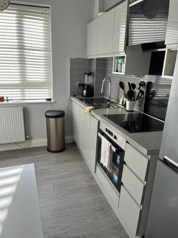 Room Cleveleys Road in Greater London