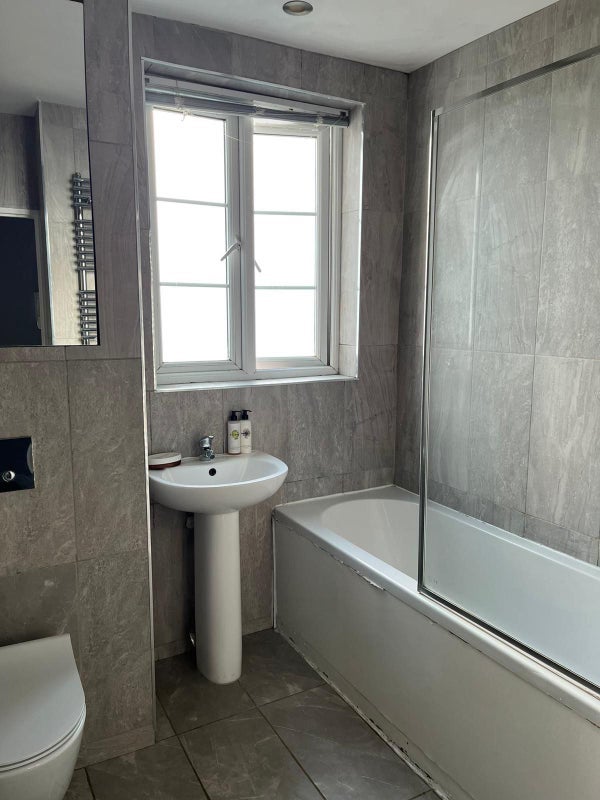 Room Cleveleys Road in Greater London