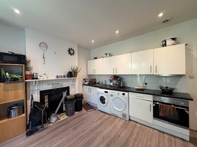 Flat Gregories Close in Luton