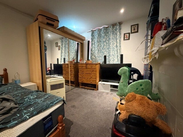 Flat Gregories Close in Luton