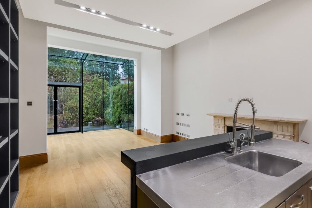 Flat Canfield Gardens in Greater London