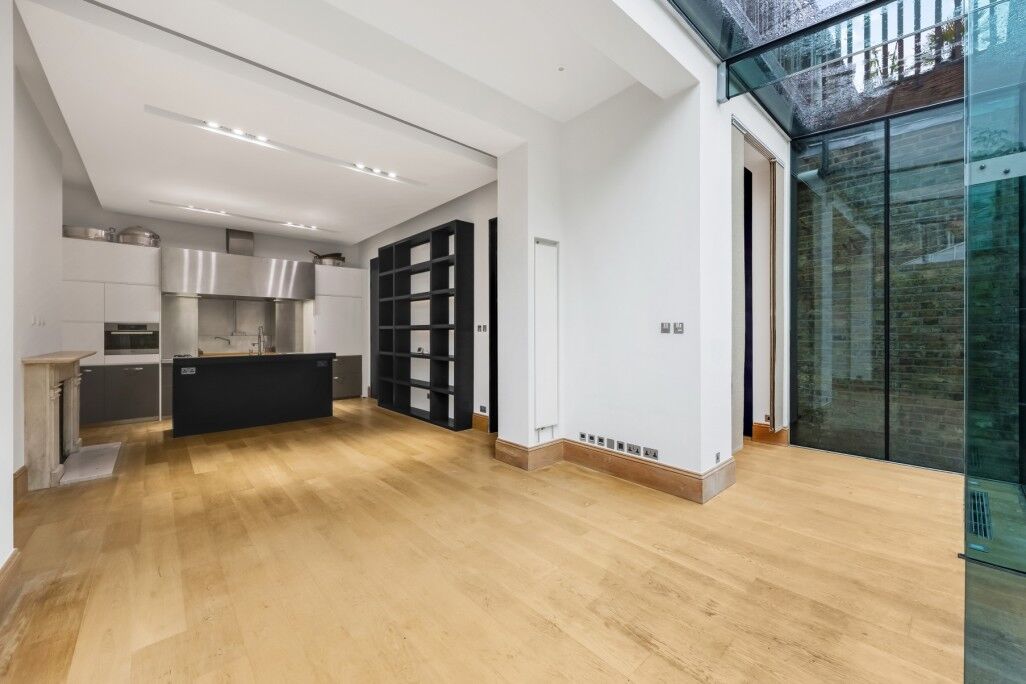 Flat Canfield Gardens in Greater London