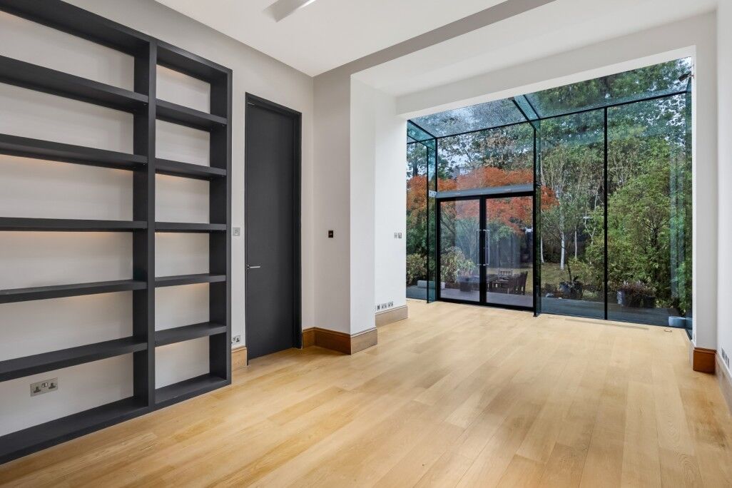 Flat Canfield Gardens in Greater London