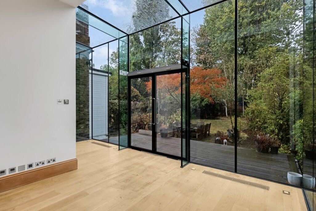 Flat Canfield Gardens in Greater London