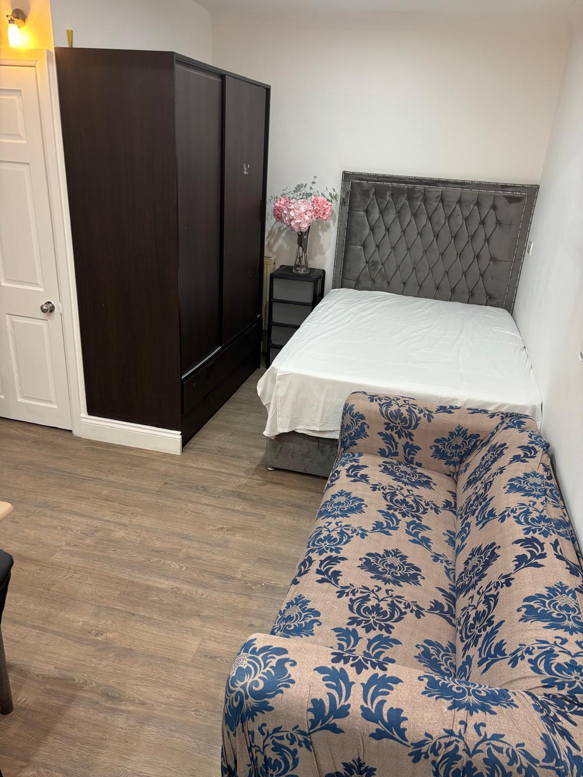Flat Clayhall Avenue in Greater London