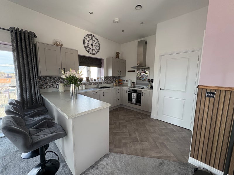 Room Brodsworth Close in Leeds