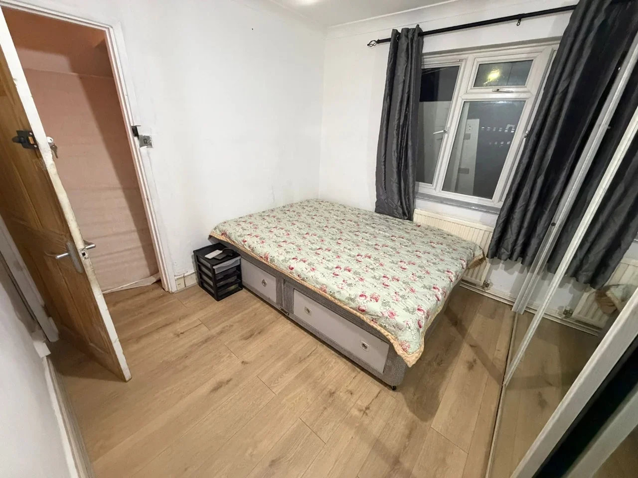 Room Wheatley Road in Greater London
