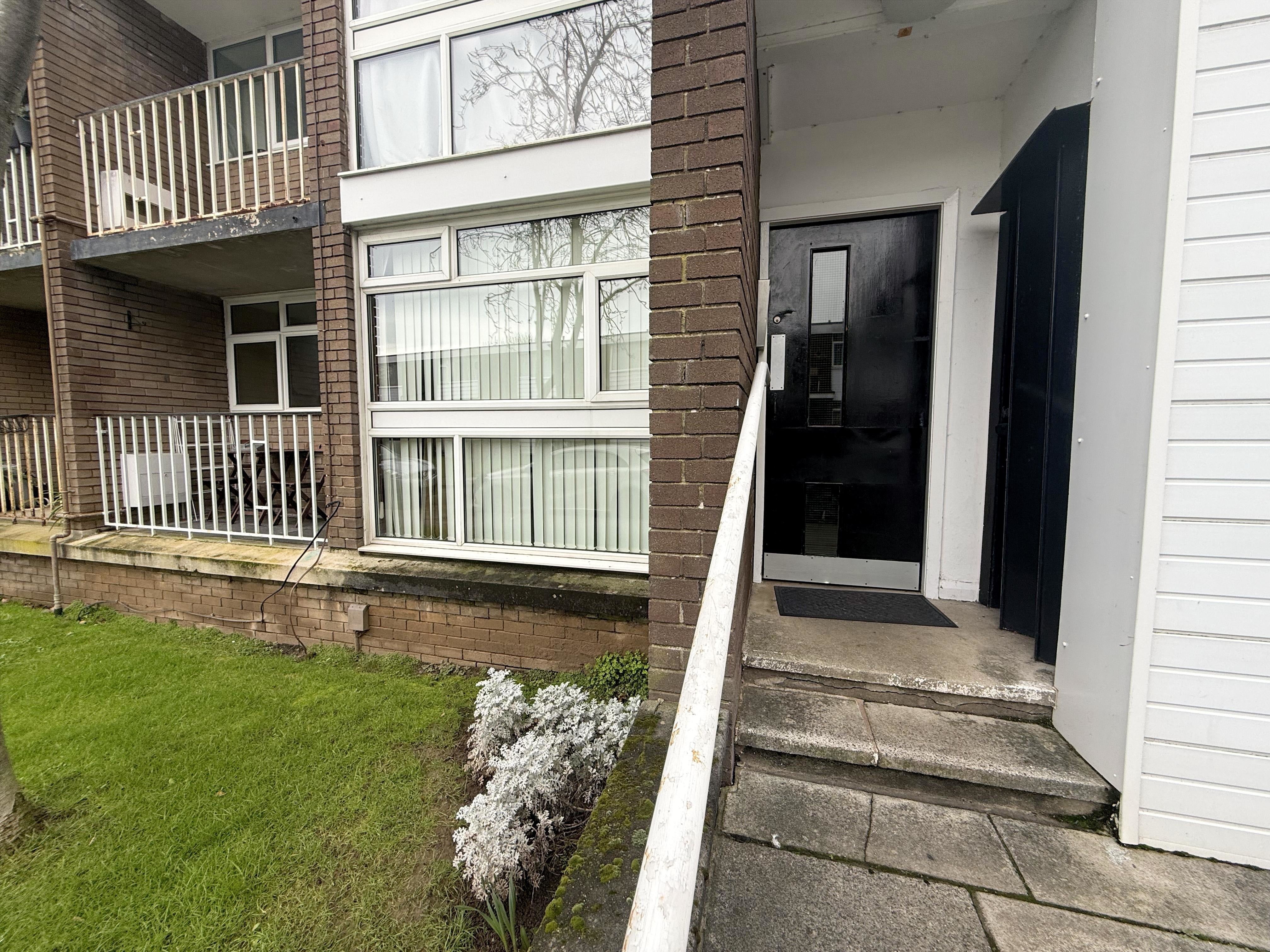 Flat Hornby Avenue in Bromborough