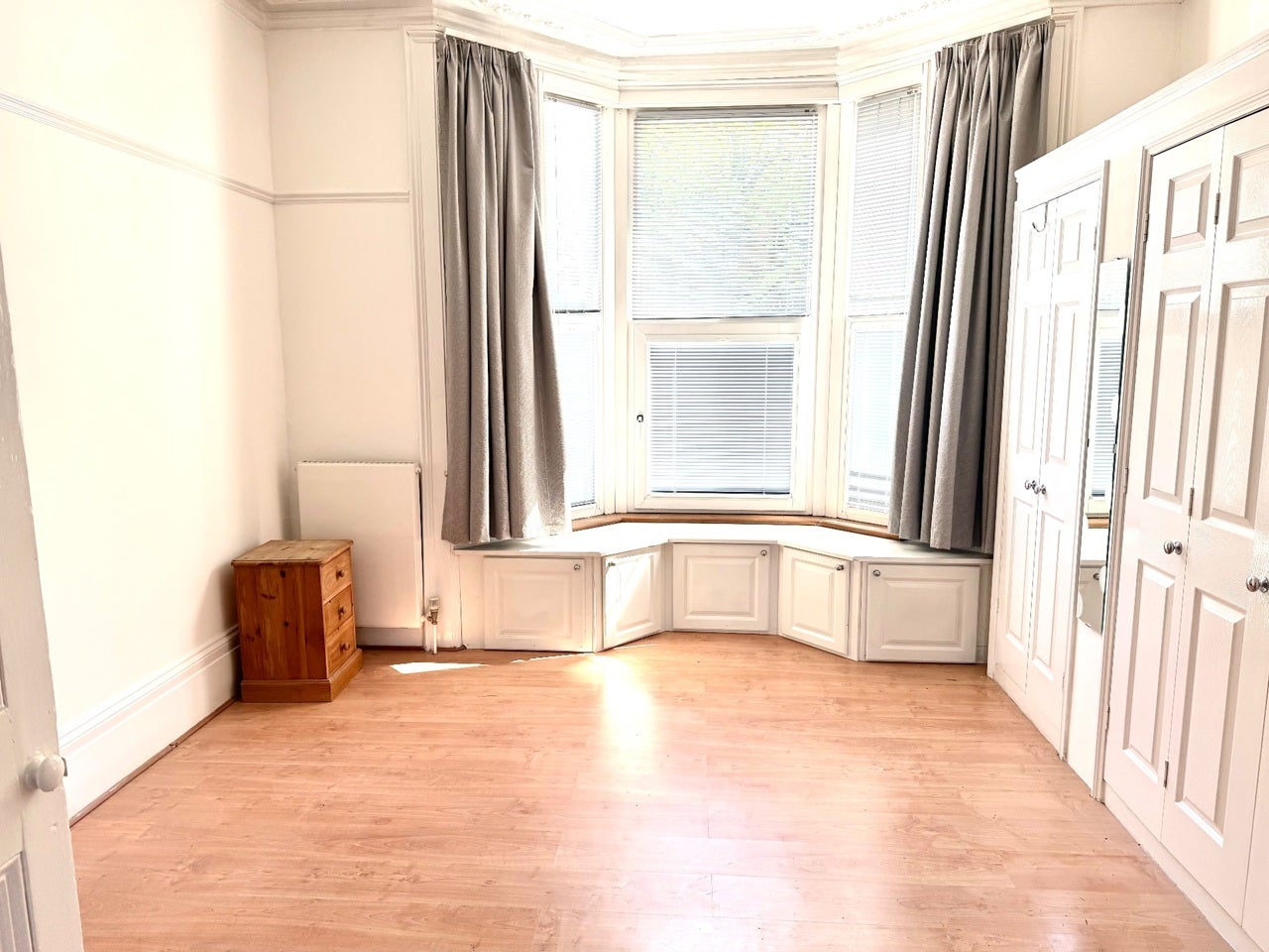 Flat Kew Road in Greater London