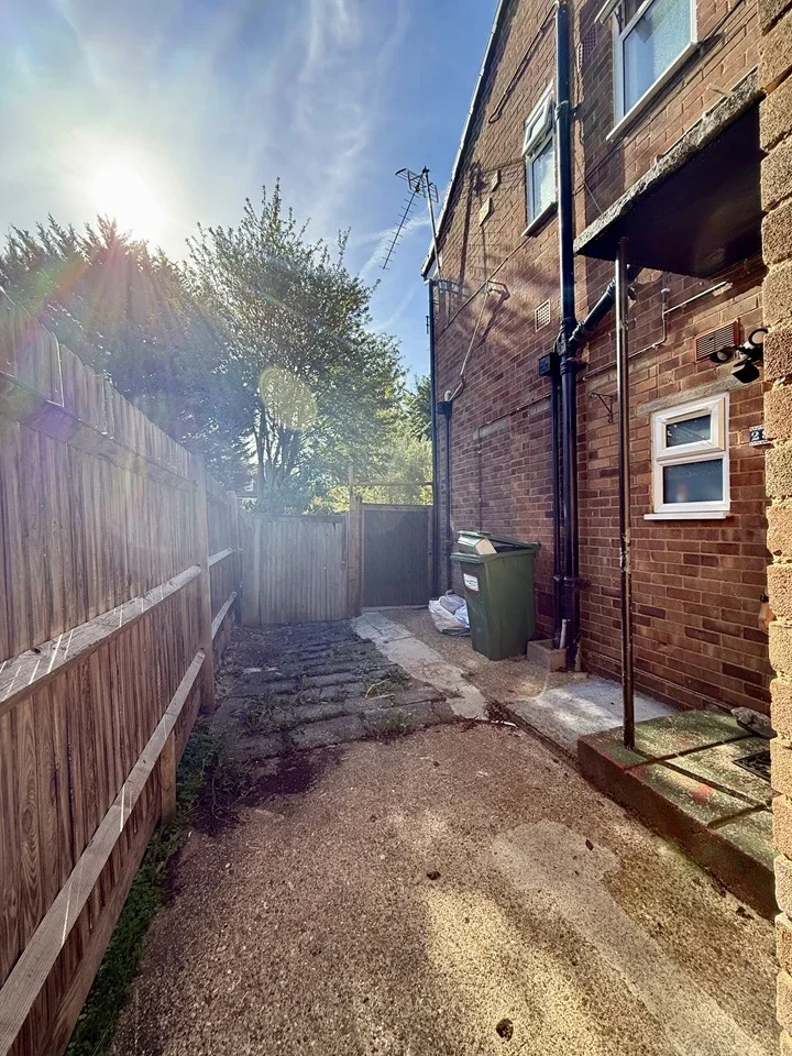 Flat Whitby Road in Greater London