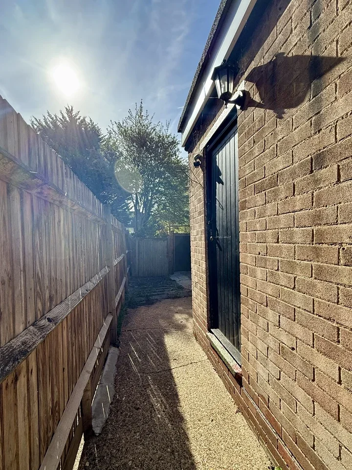 Flat Whitby Road in Greater London