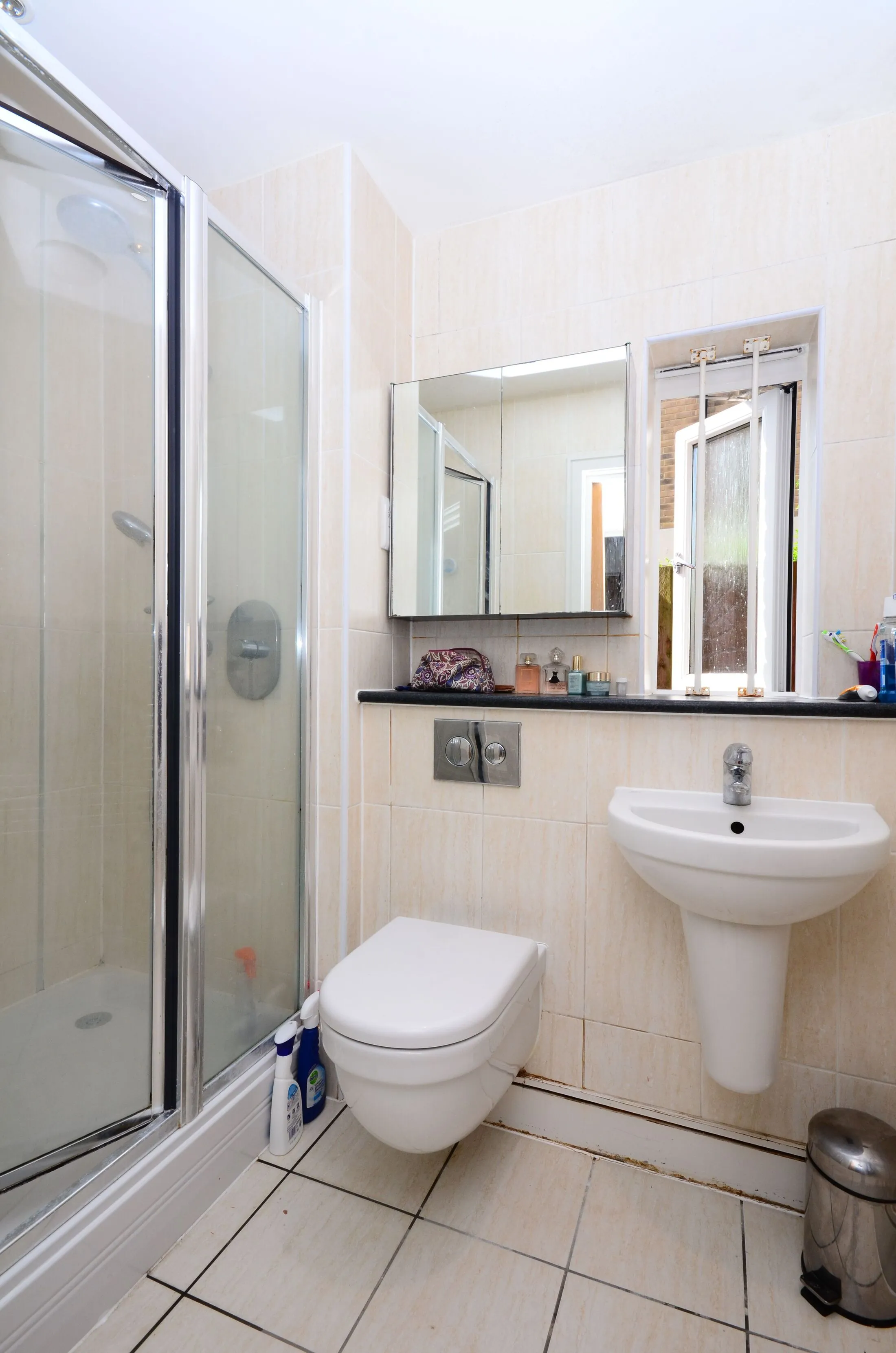 Flat Ashley Lane in Greater London
