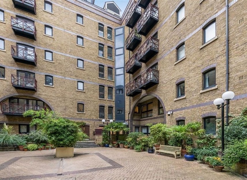 Flat Mill Street in Greater London