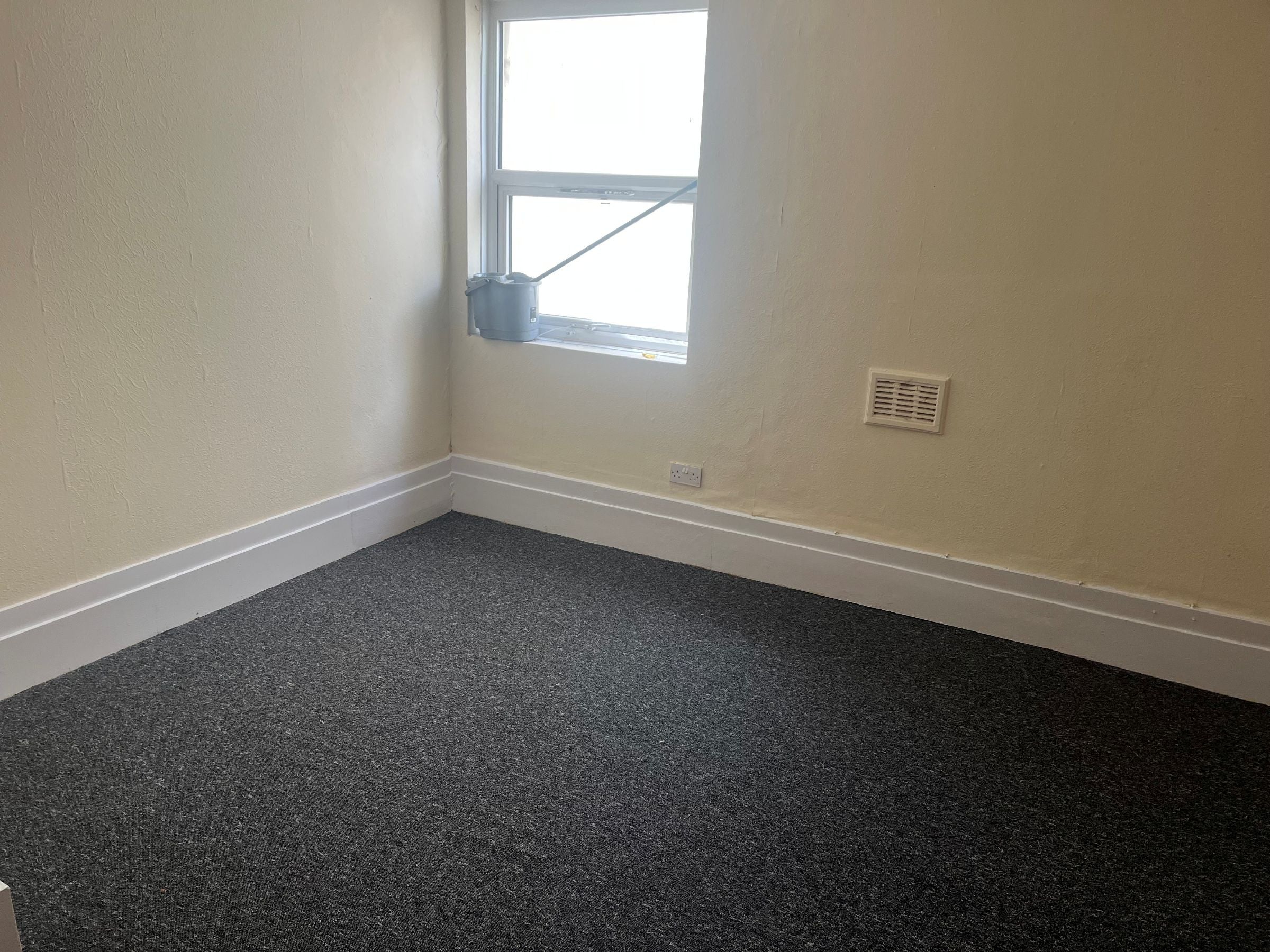 Flat Maison Dieu Road in Dover