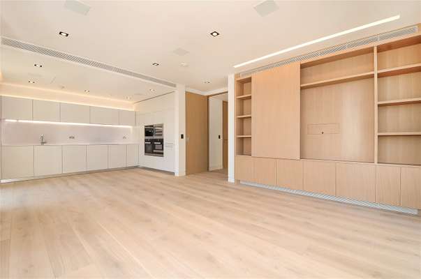 Flat Tooley Street in Greater London