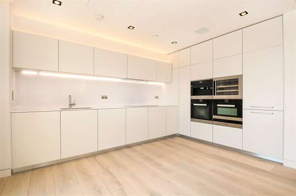 Flat Tooley Street in Greater London
