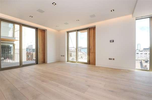 Flat Tooley Street in Greater London