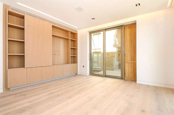 Flat Tooley Street in Greater London