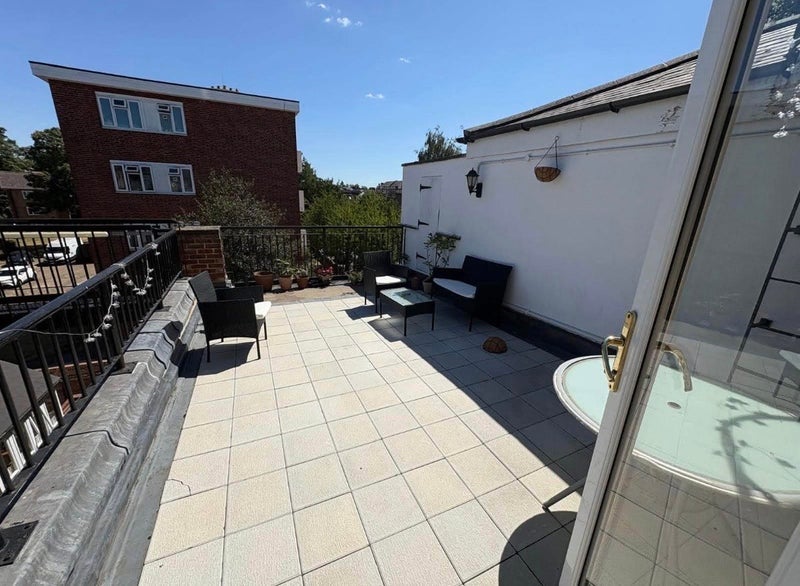 Room Fulham Road in Greater London