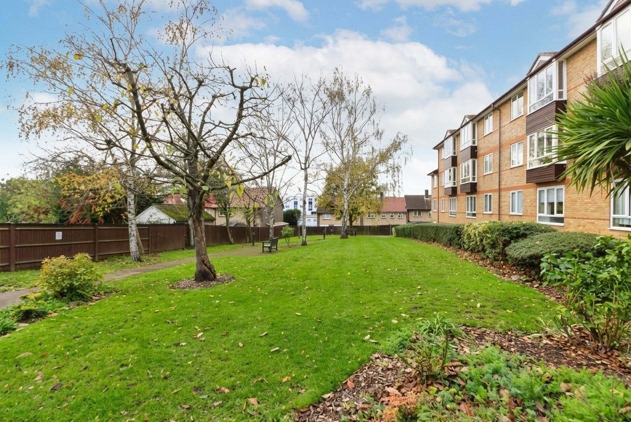Flat Thicket Road in Greater London