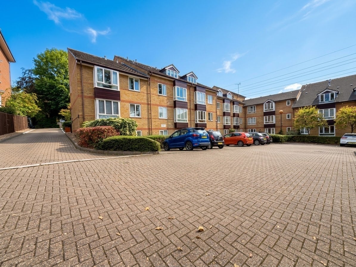 Flat Thicket Road in Greater London
