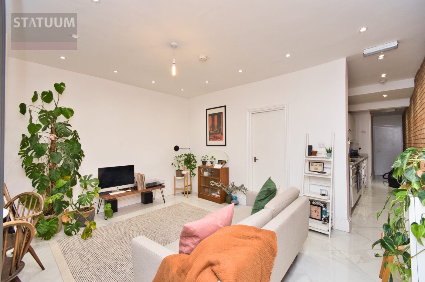 Flat Glenarm Road in Greater London