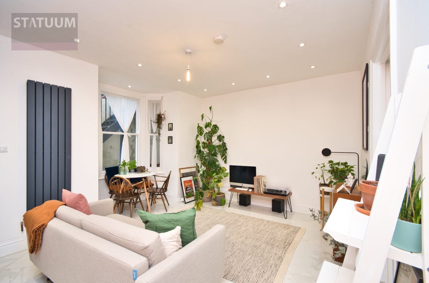 Flat Glenarm Road in Greater London