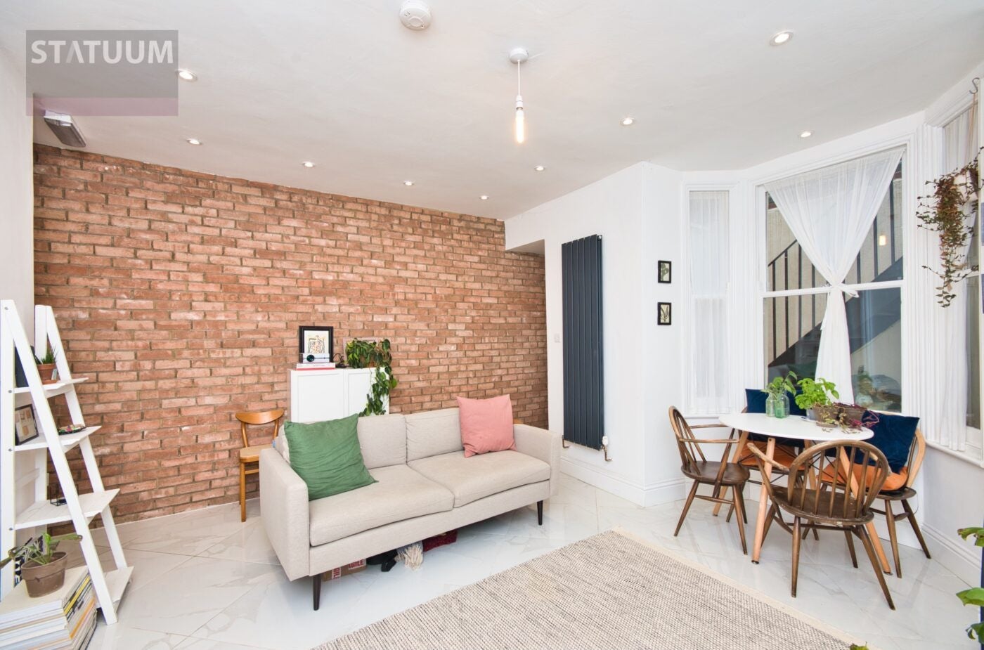 Flat Glenarm Road in Greater London