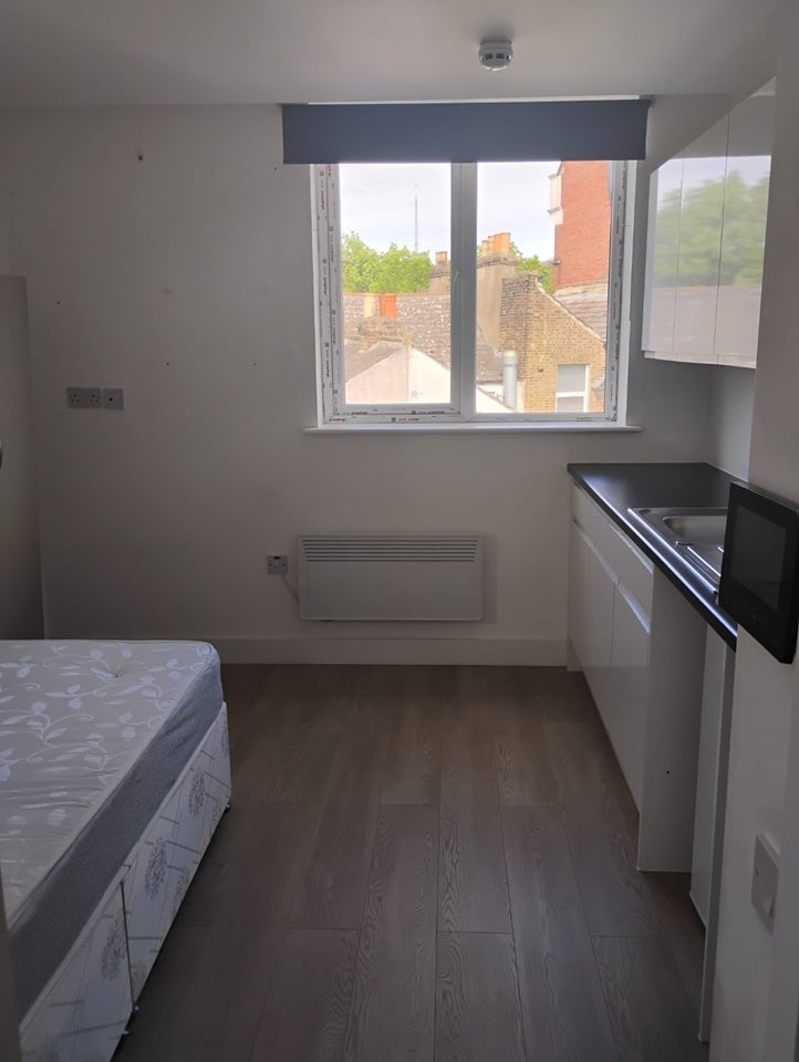 Room Gillett Road in Greater London