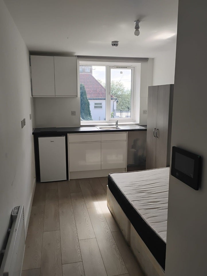 Room Gillett Road in Greater London