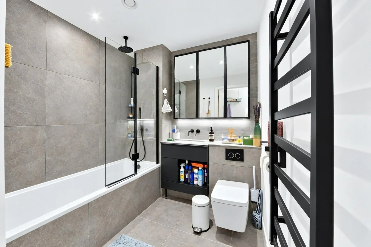 Flat Tannery Square in Greater London