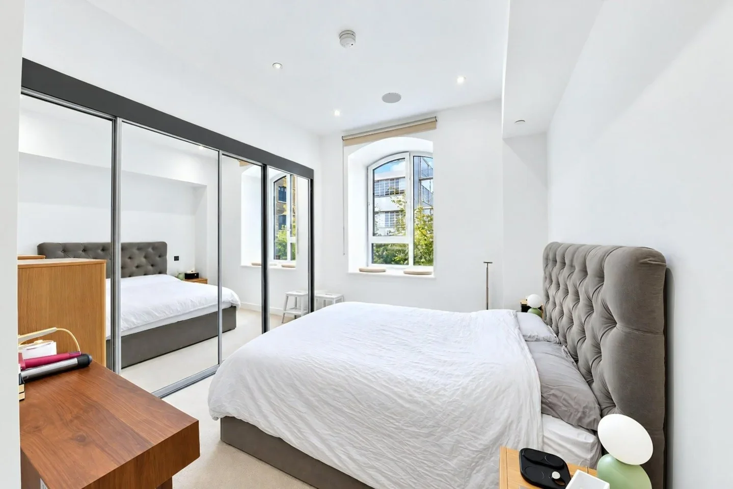 Flat Tannery Square in Greater London