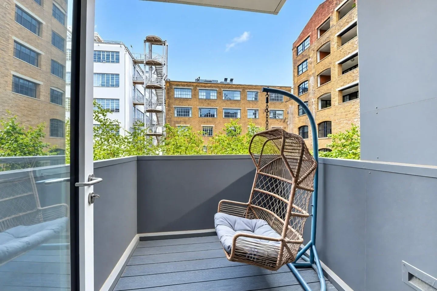 Flat Tannery Square in Greater London