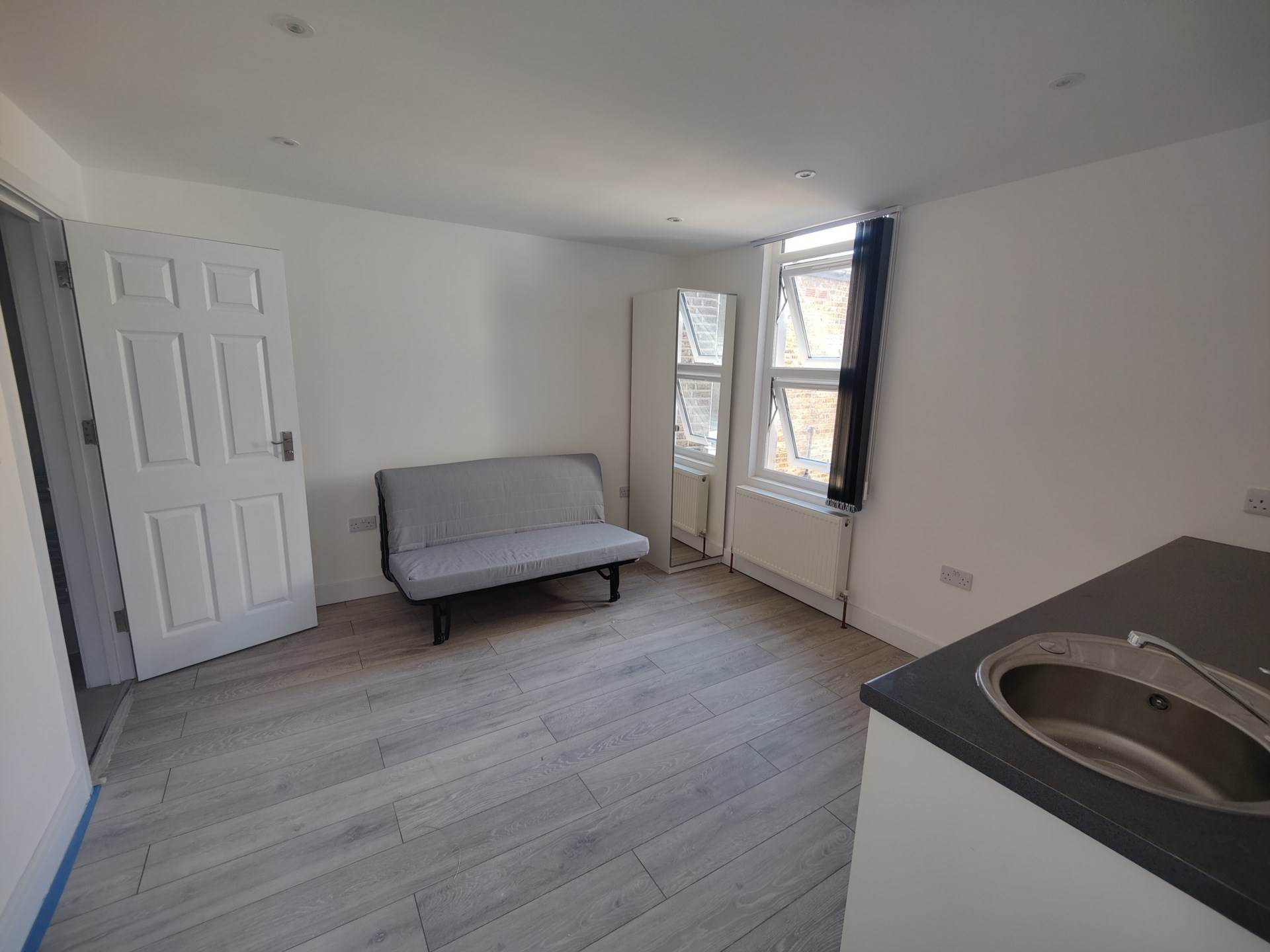 Room Gunnersbury Lane in Greater London