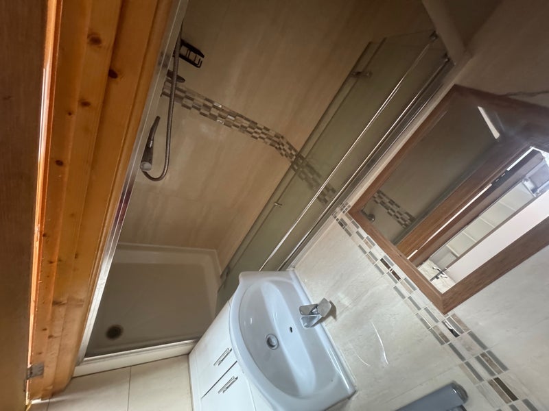Room Holcombe Road in Greater London
