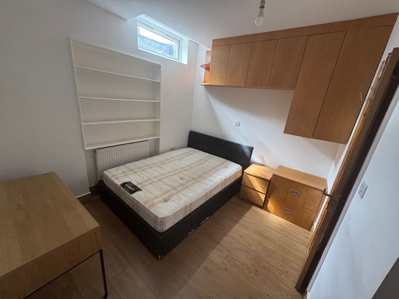 Room Holcombe Road in Greater London