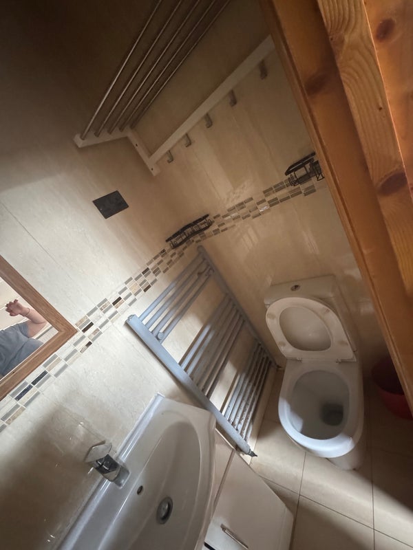Room Holcombe Road in Greater London