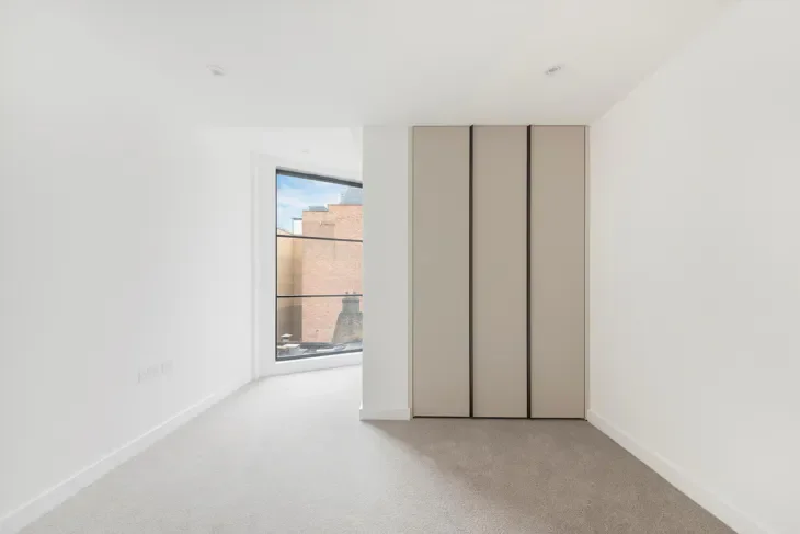 Flat Osborn Street in Greater London