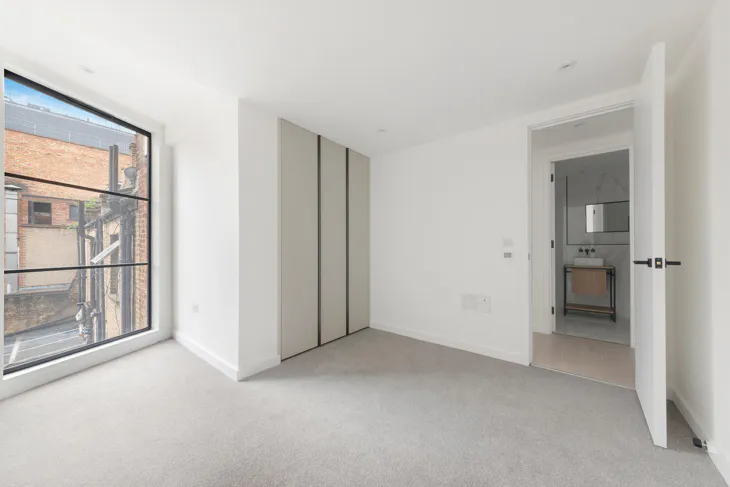 Flat Osborn Street in Greater London