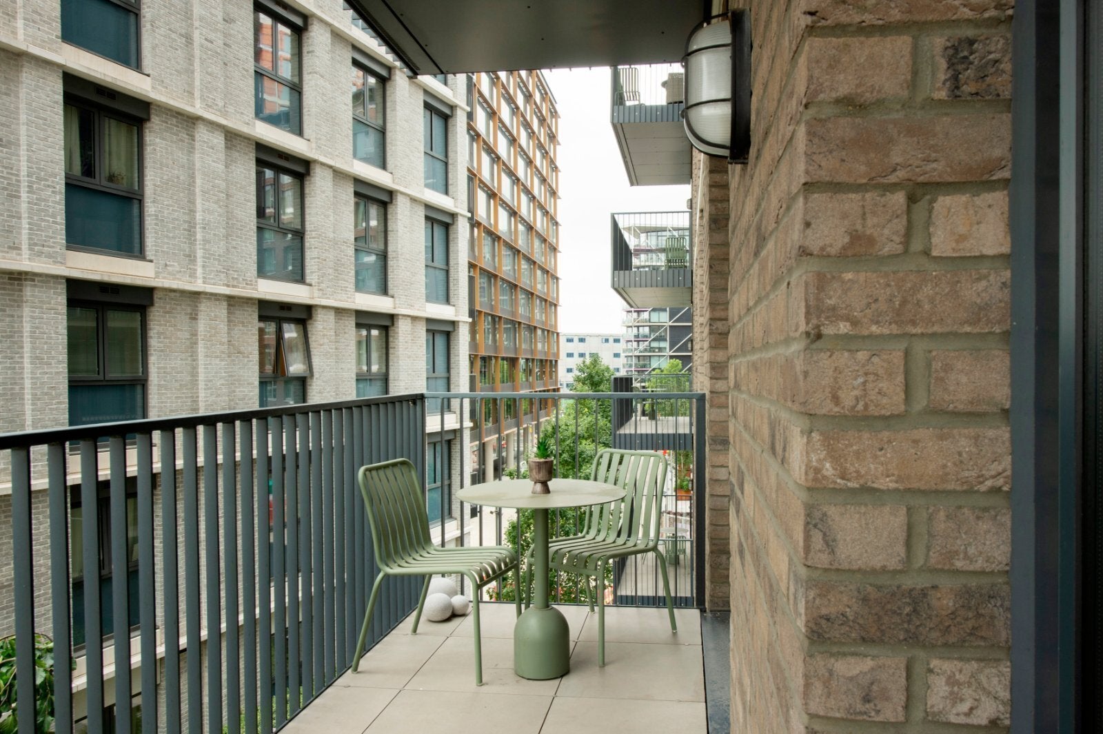 Flat Moat Street in Greater London