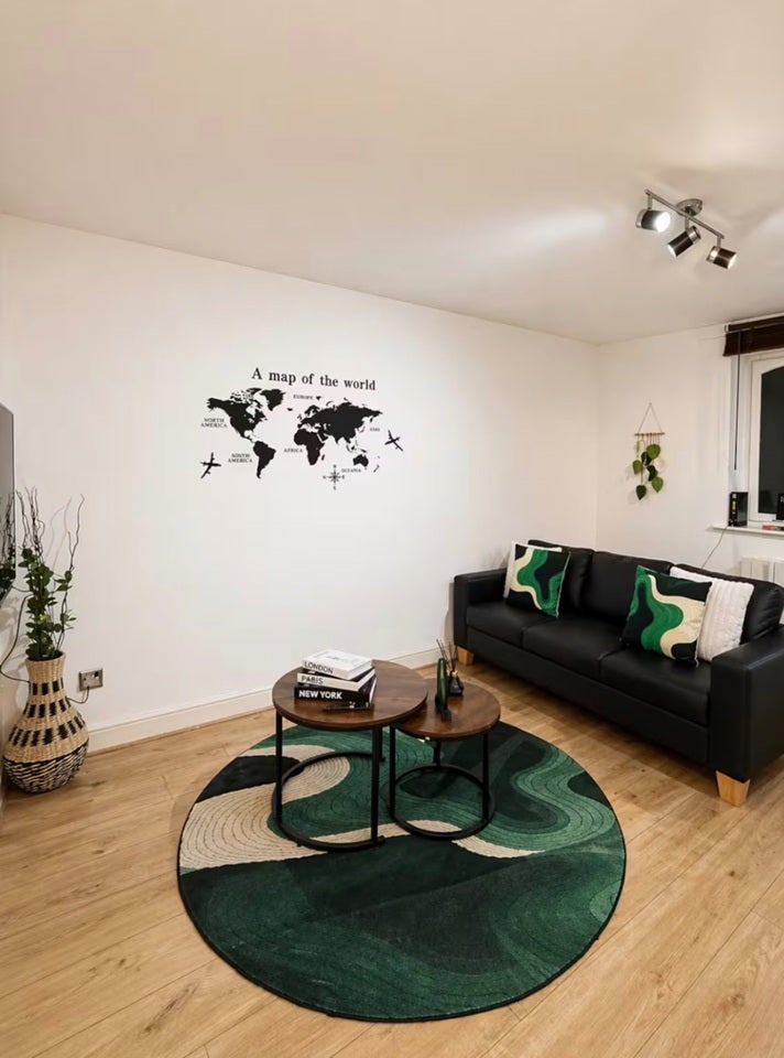 Flat Wheat Sheaf Close in Greater London