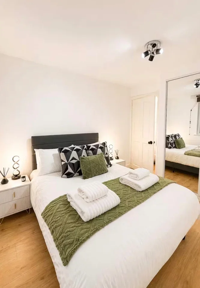 Flat Wheat Sheaf Close in Greater London