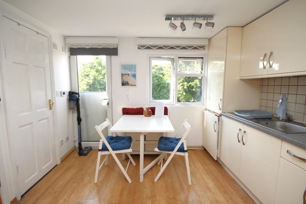 Flat Brownswood Road in Greater London