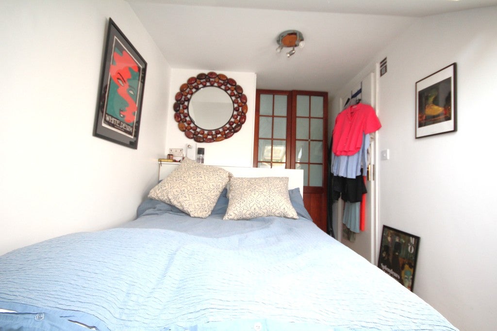 Flat Brownswood Road in Greater London