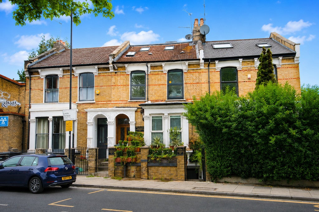 Flat Brownswood Road in Greater London