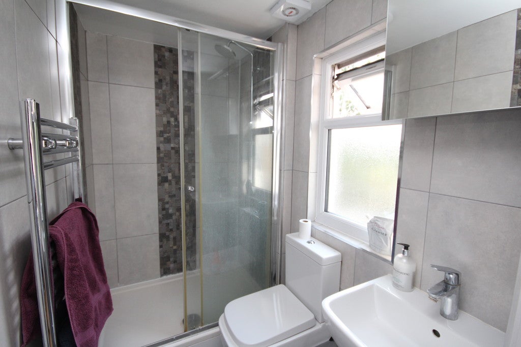 Flat Brownswood Road in Greater London