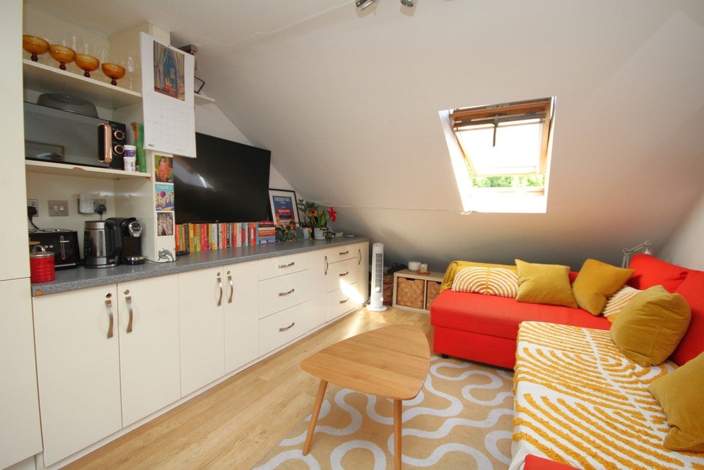 Flat Brownswood Road in Greater London