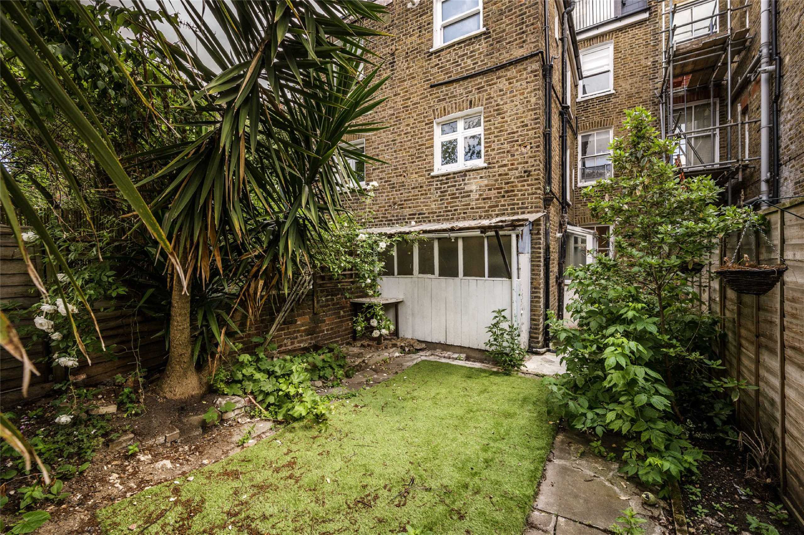 Flat Davisville Road in Greater London
