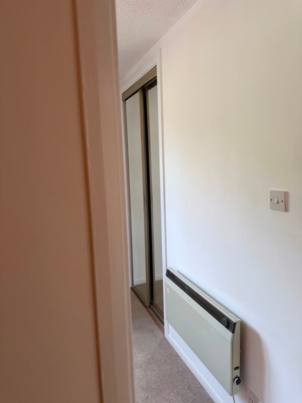 Room Auchinairn Road in Bishopbriggs