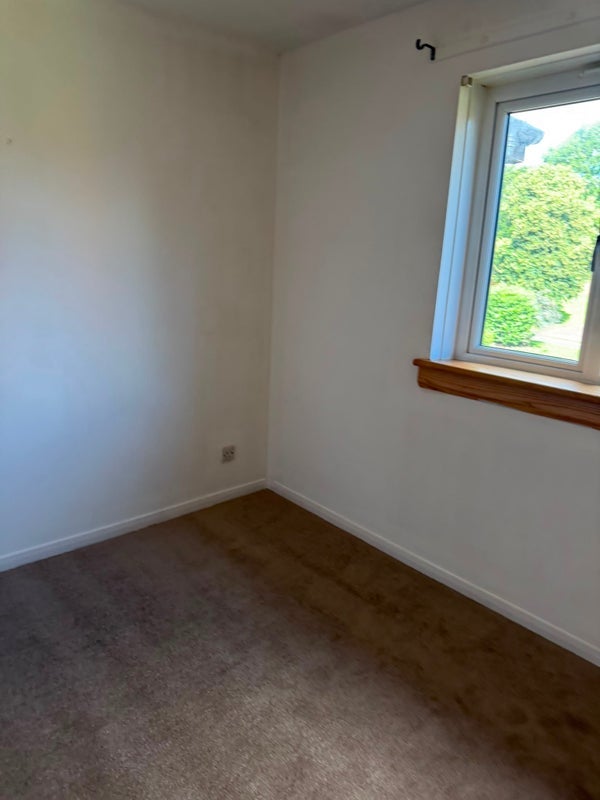 Room Auchinairn Road in Bishopbriggs